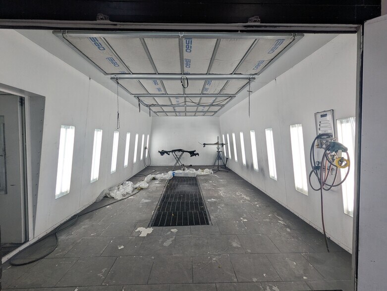 More Photos Of 5320 W Parkway St, Groves Industrial For Sale