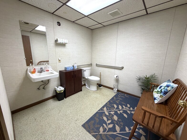 More Photos Of 305 N Mason St, Carrollton Office For Sale