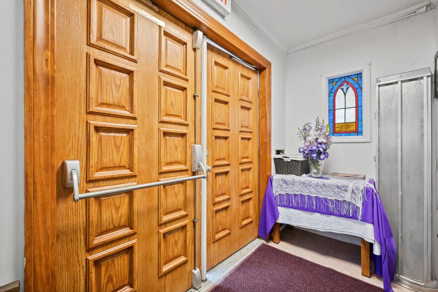 More Photos Of 109 Roslyn Rd, Roslyn Heights Religious Facility For Lease