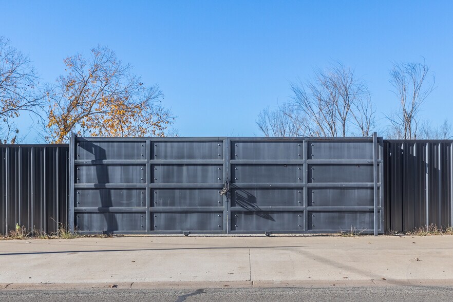 More Photos Of 1024 S First St, Sherman Warehouse For Lease