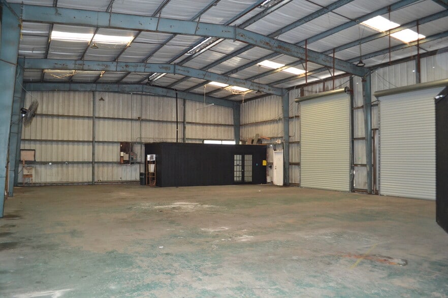 More Photos Of 2121-2123 Edgewood Dr, Lakeland Warehouse For Lease
