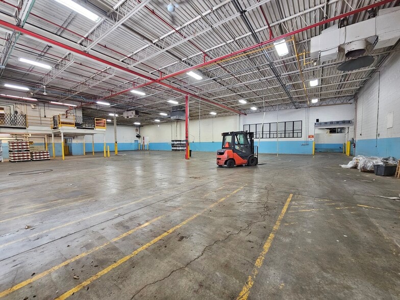 More Photos Of 286 W Greenwich Rd, Seville Warehouse For Lease
