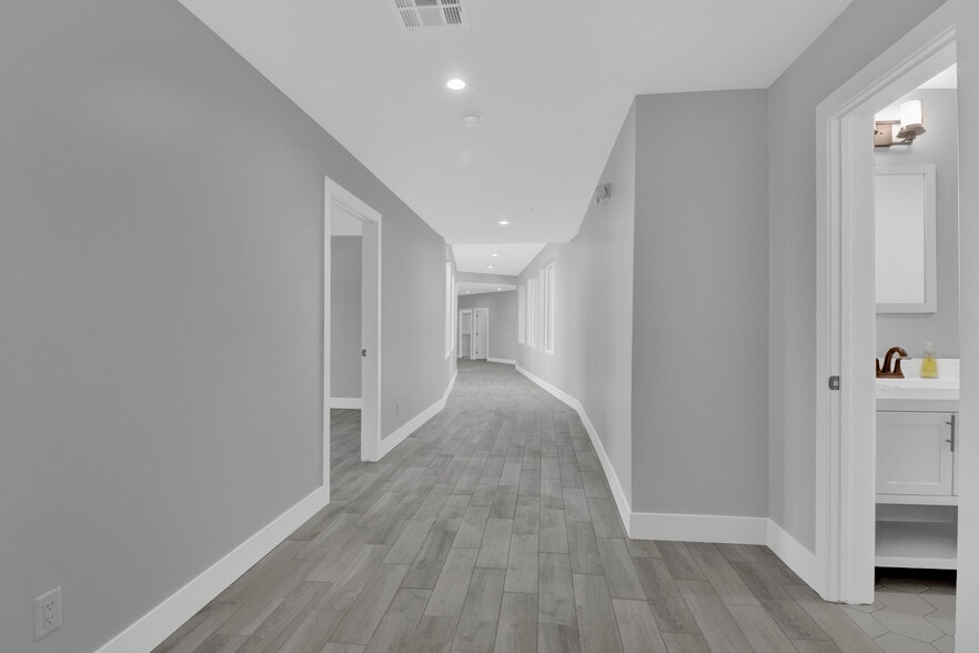 More Photos Of MID CENTURY MODERN FLAGSHIP RAL, Phoenix Healthcare For Sale