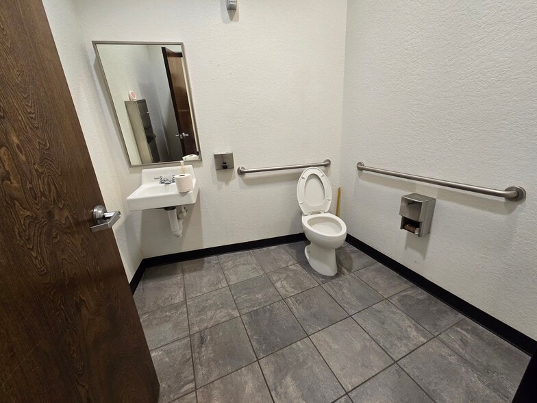 More Photos Of 6881 Kingspointe Pky, Orlando Business Park For Lease