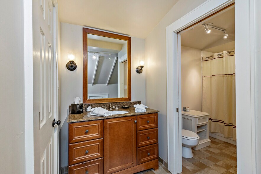 More Photos Of 240 E California St, Jacksonville Hotel For Sale