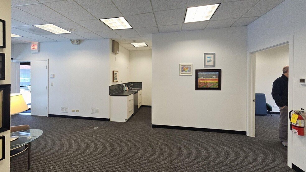 More Photos Of 666 Dundee Rd, Northbrook Office For Sale