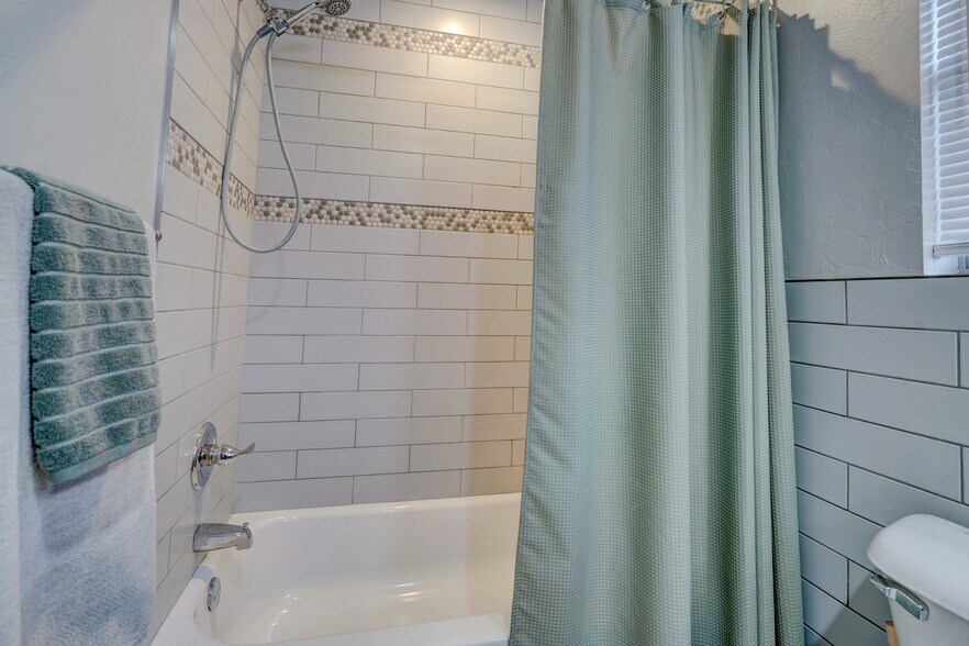 More Photos Of 1207 W Gore Blvd, Lawton Apartments For Sale