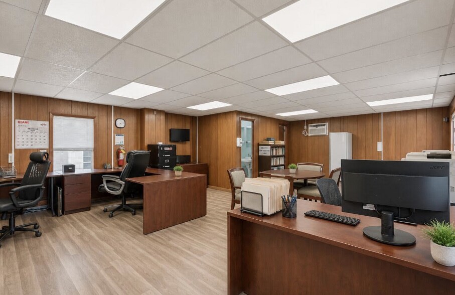 More Photos Of 152 Railroad St, Huntington Warehouse For Sale