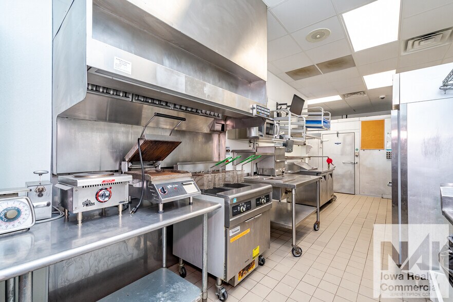 More Photos Of 955 29th Ave, Marion General Retail For Lease