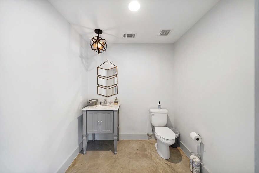 More Photos Of 12726 Moon Rd, Willis Loft Creative Space For Sale