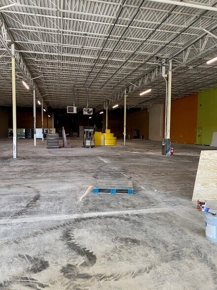 More Photos Of 3001 S Veterans Pkwy, Springfield General Retail For Lease