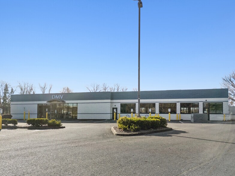 More Photos Of 499 Valley River Ctr, Eugene Health Club For Sale