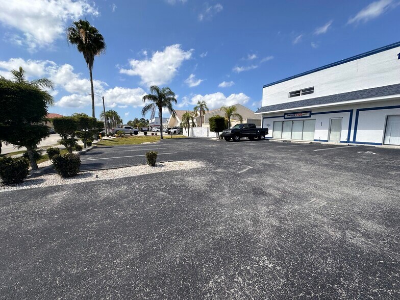 More Photos Of 4516 SE 16th Pl, Cape Coral Showroom For Lease