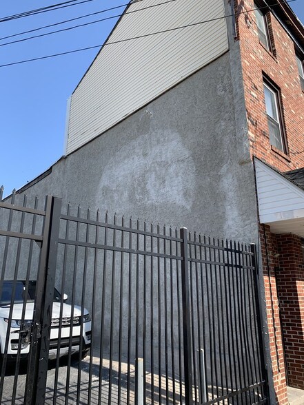 More Photos Of 107 N 6th St, Camden Office Residential For Sale