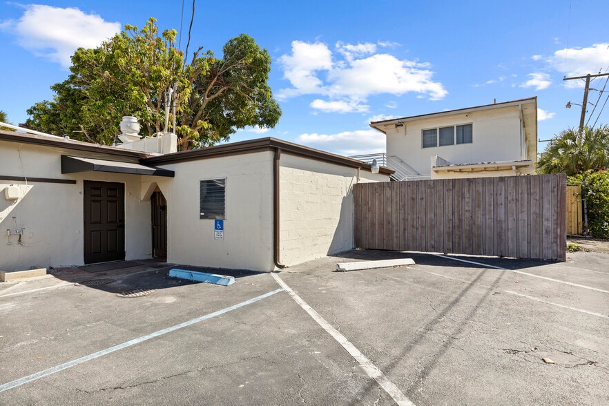 More Photos Of 7201 S Dixie Hwy, West Palm Beach Restaurant For Lease