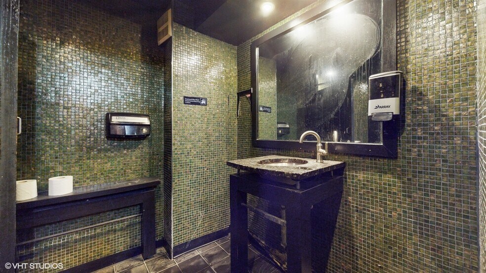 More Photos Of 2500 N Ashland Ave, Chicago Restaurant For Lease