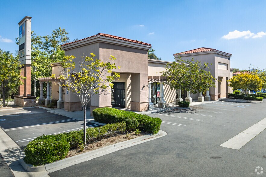 More Photos Of 640 Hacienda Dr, Vista Storefront For Sale