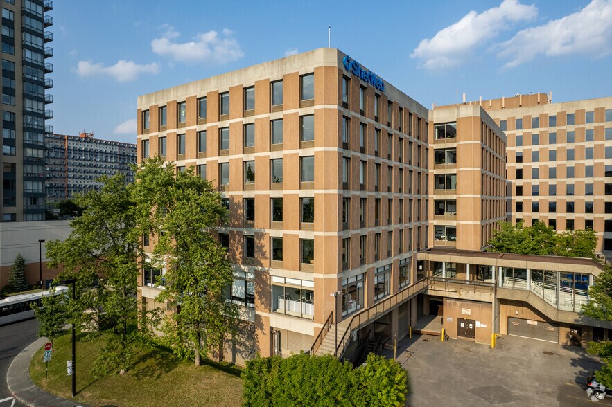 More Photos Of 1010 Rue de Sérigny, Longueuil Unknown For Lease