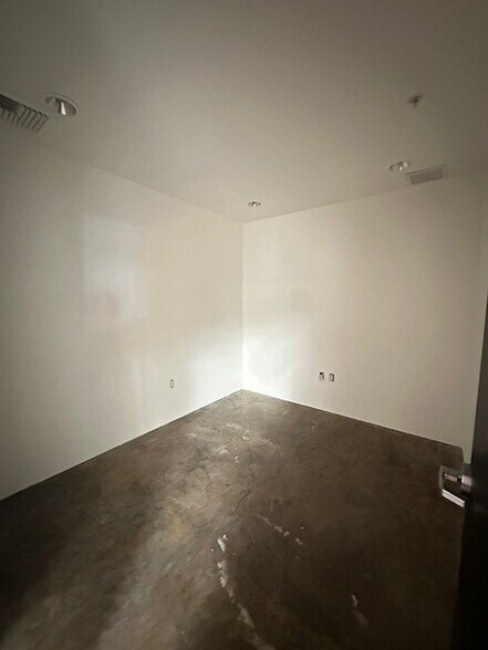 More Photos Of 1657-1669 12th St, Santa Monica Manufacturing For Lease