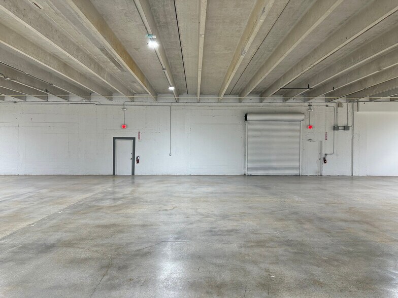 More Photos Of 6599 NW 74th Ave, Miami Warehouse For Lease