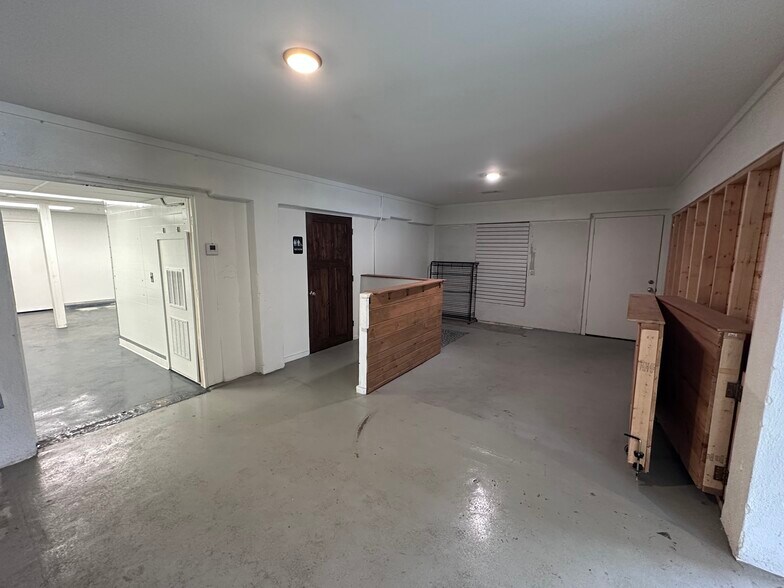 More Photos Of 1631 S Hillside St, Wichita General Retail For Sale