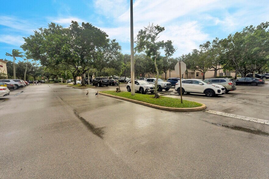 More Photos Of 1757 N University Dr, Pembroke Pines Storefront Retail Office For Lease