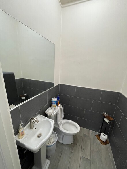 More Photos Of 1610 W Magnolia Blvd, Burbank Storefront For Sale