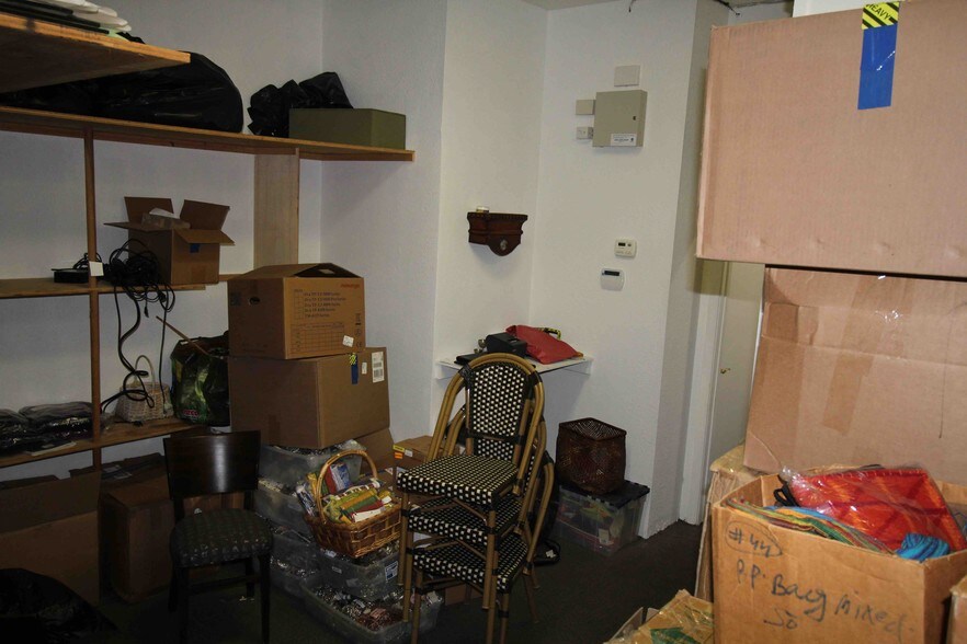 More Photos Of 1136-1154 Main St, Saint Helena Storefront For Lease