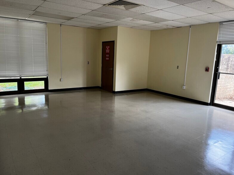 More Photos Of 7600 Woodrow Ave, Austin Schools For Lease