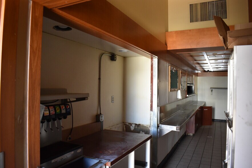 More Photos Of 44430 20th St W, Lancaster Restaurant For Lease