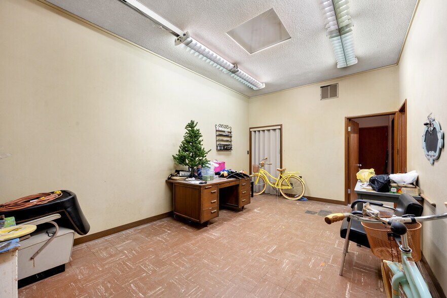 More Photos Of 308-310 S Main St, Lindsay Office For Sale