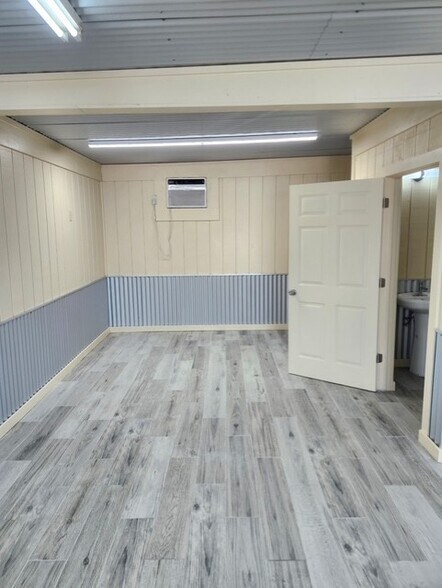 More Photos Of 2765-2771 E Tx-71, Del Valle General Retail For Lease