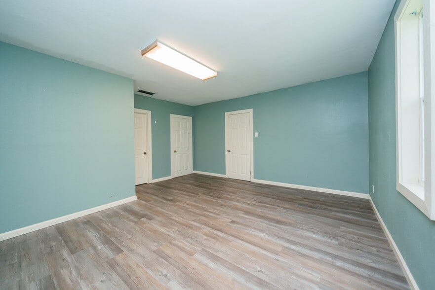 More Photos Of 1505 E Marshall Ave, Longview Medical For Sale