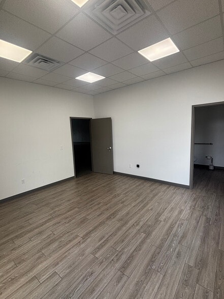 More Photos Of 1031 Parkway Dr, Spring Hill Flex For Lease