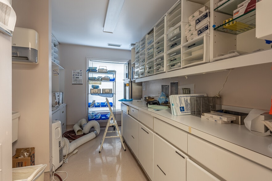 More Photos Of 330 W Frontage Rd, Northfield Medical For Lease