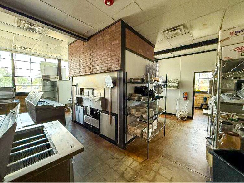 More Photos Of 2000 S Presa St, San Antonio Flex For Sale