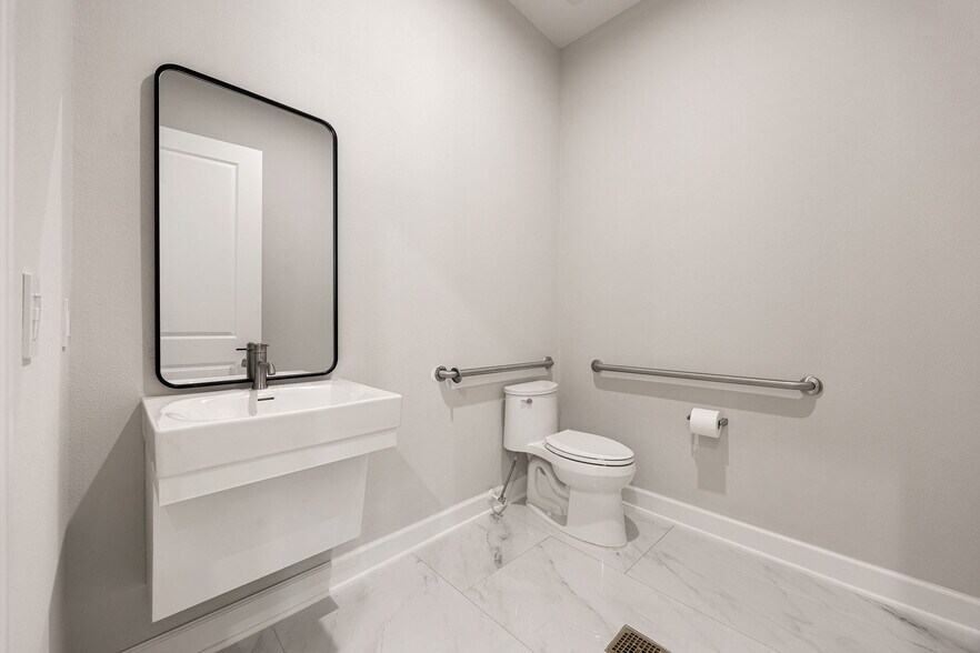 More Photos Of 1325 Main Street, Katy Medical For Sale