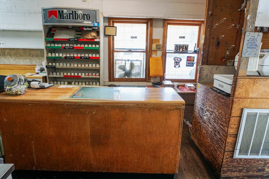 More Photos Of 109 Wilburn Valley Rd, Pearisburg General Retail For Sale