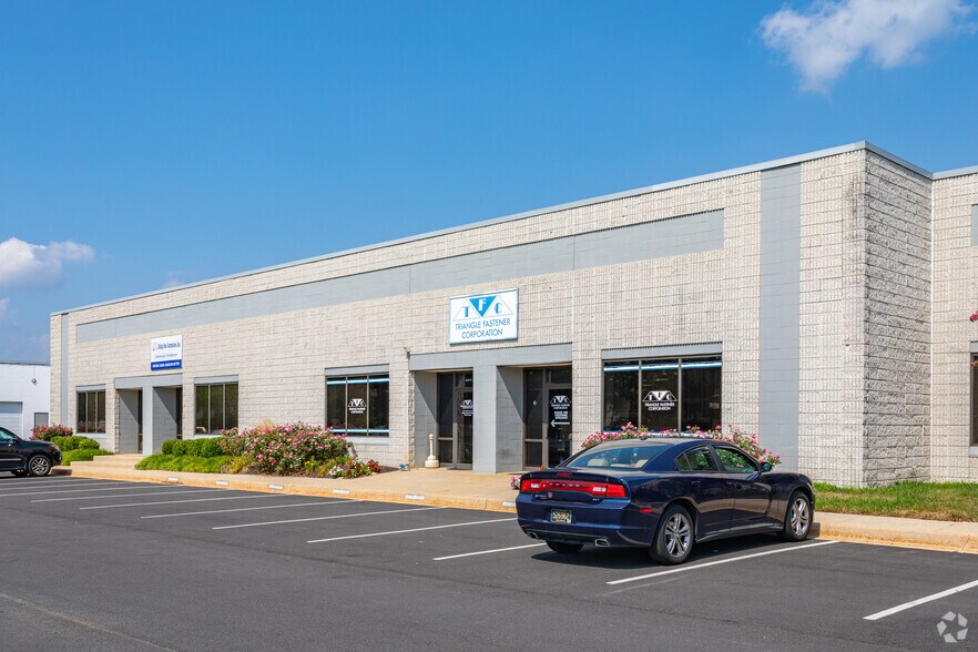 More Photos Of 243 Quigley Blvd, New Castle Warehouse For Lease