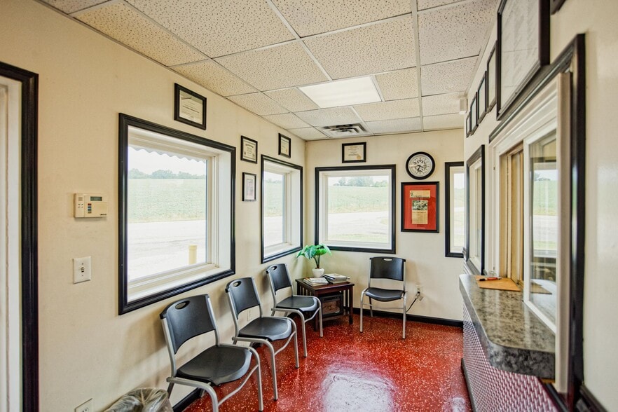 More Photos Of 4373 S Lee Hwy, Natural Bridge Service For Sale