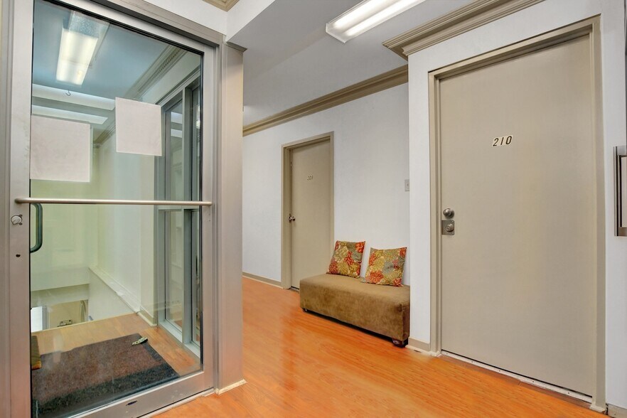 More Photos Of 255 Montreal Rd, Ottawa Storefront Retail Office For Lease