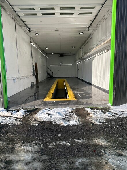 More Photos Of 368 Boul Croisetière N, Saint-jean-sur-richelieu Warehouse For Lease