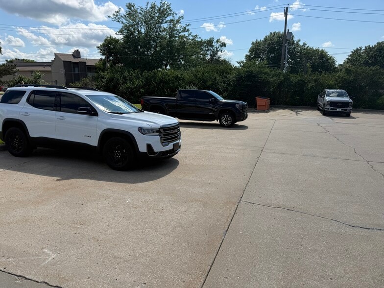 More Photos Of 1505 SW Fairlawn Rd, Topeka Office For Lease