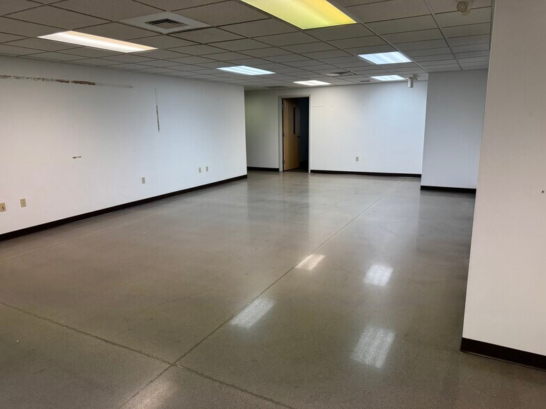More Photos Of 5739 Green Valley Ct, Oshkosh Manufacturing For Lease