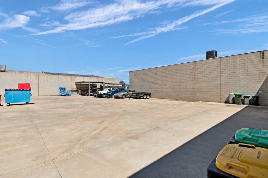 More Photos Of 29-31 Seventh St E, Mildura Showroom For Lease