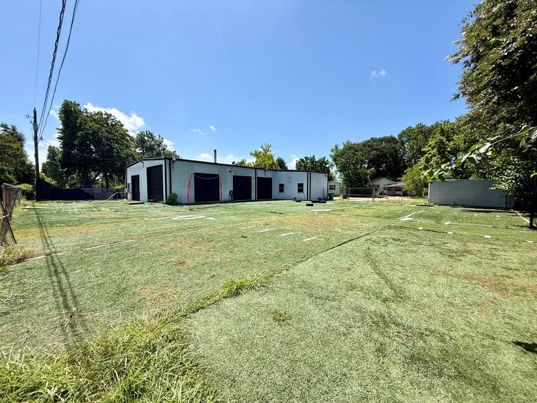 More Photos Of 108 Schilling St, Baytown Warehouse For Lease