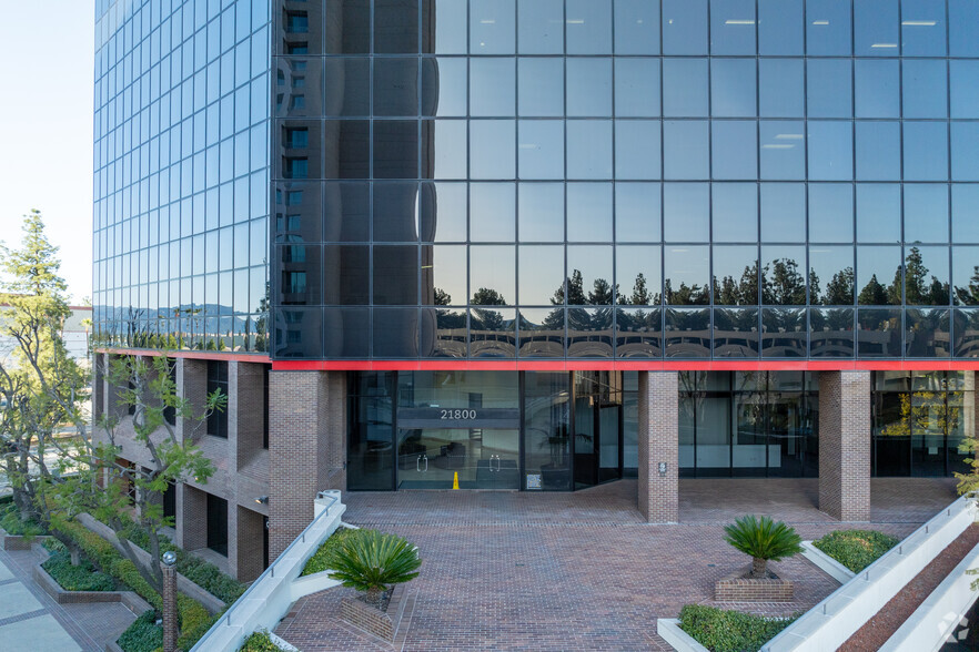 More Photos Of 21800 Oxnard St, Woodland Hills Office For Lease