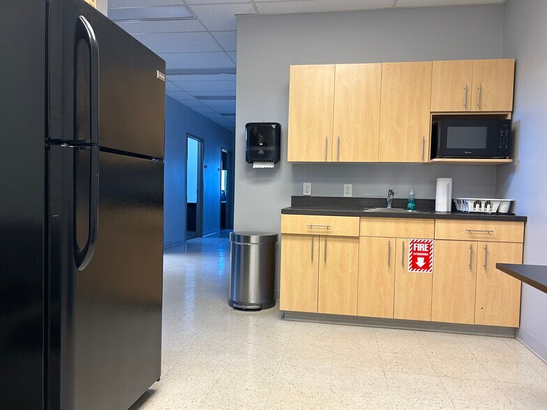 More Photos Of 357 Saskatchewan Ave, Spruce Grove Manufacturing For Lease