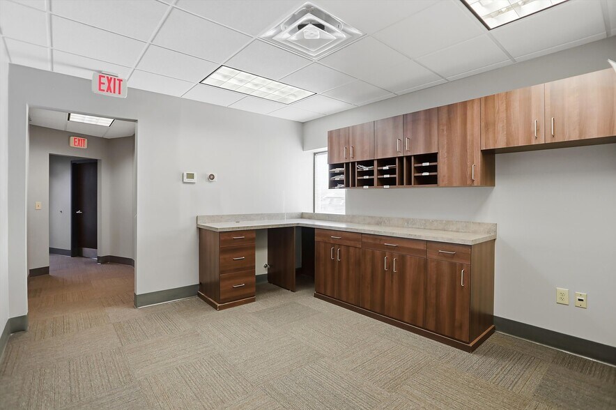 More Photos Of 8770 Purdue Rd, Indianapolis Office For Sale