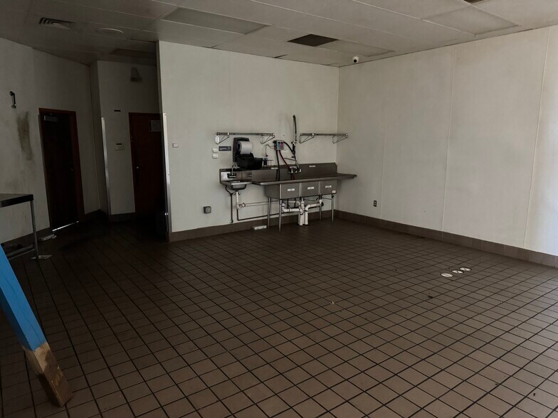 More Photos Of 855 S Broadway, Wind Gap General Retail For Lease